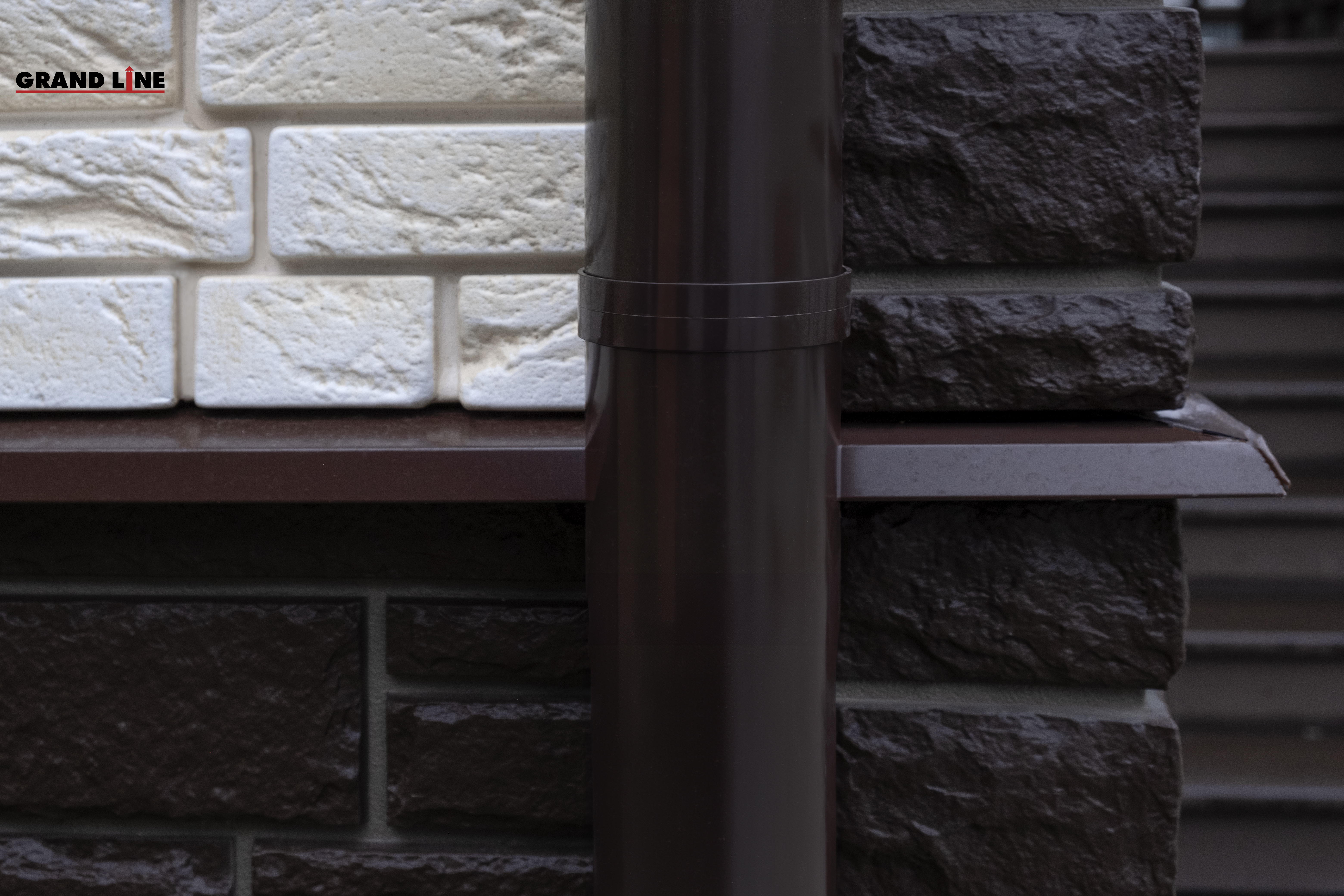 Фасадная панель Grand Line Камелот Дизайн шоколадный со швом RAL 7006