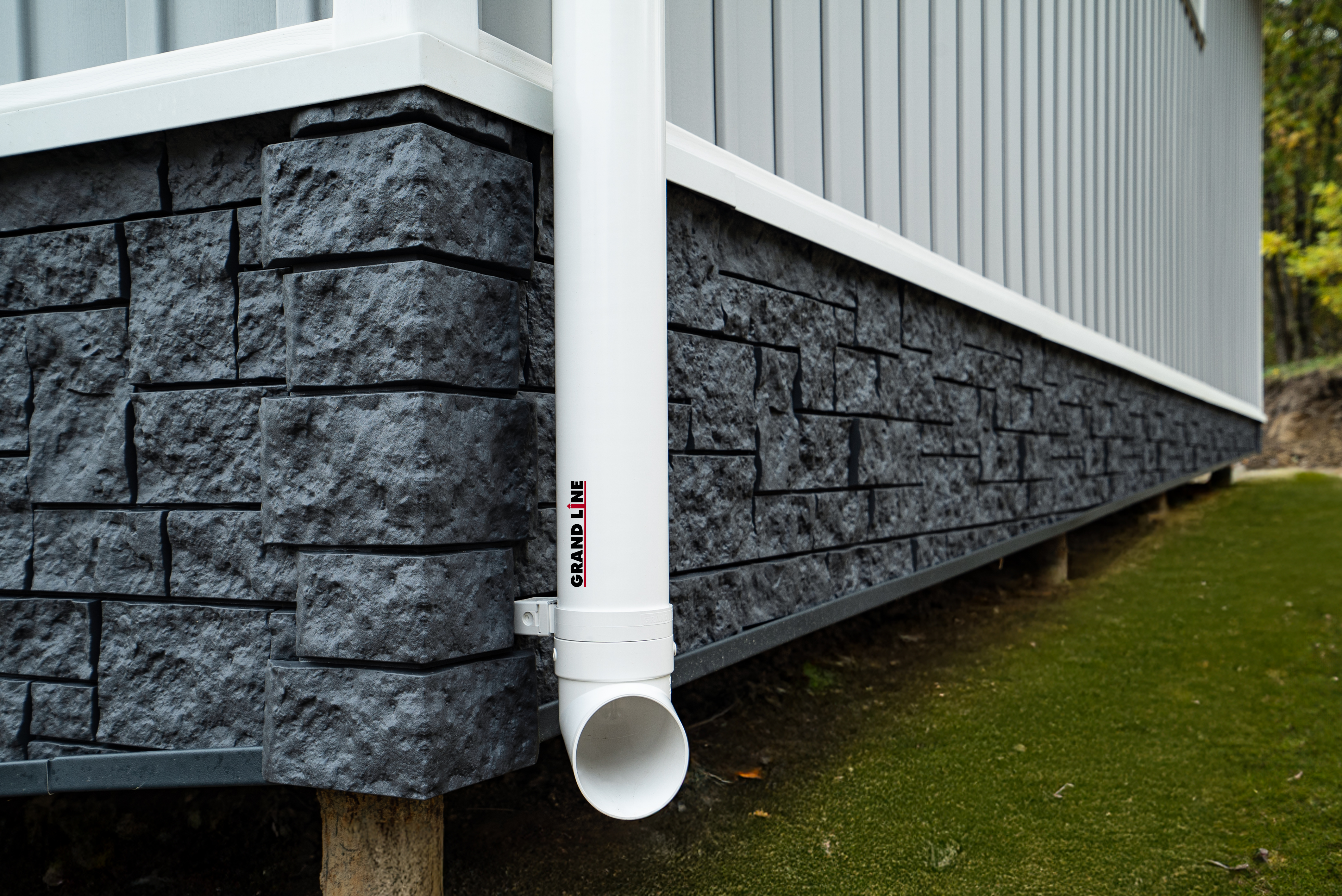 Фасадная панель Grand Line Дикий камень Classic графит