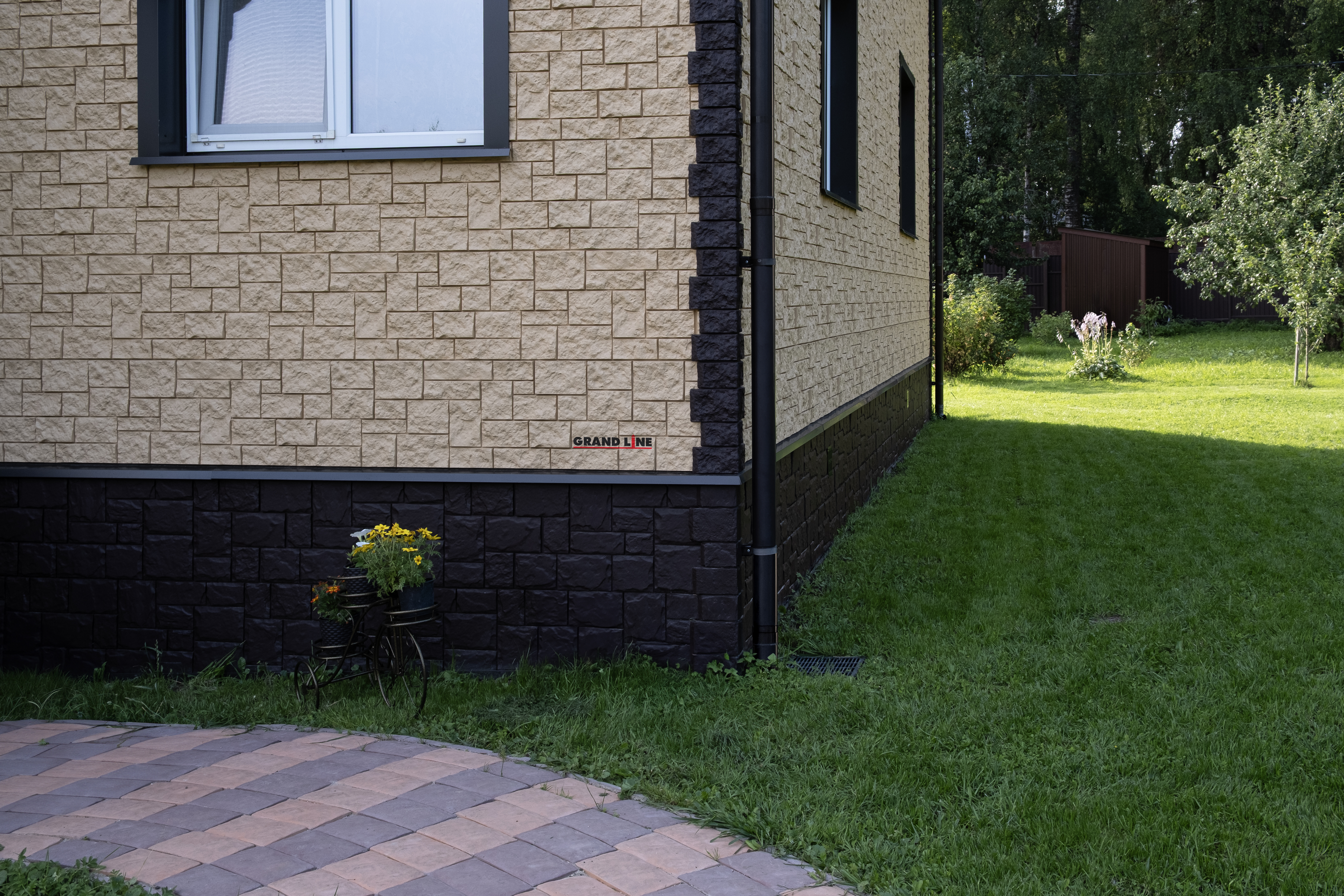 Фасадная панель Grand Line Дикий камень Классика песочный